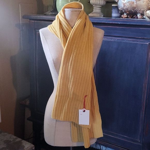 Gap 100% lambswool Mustard yellow winter scarf. New with tags.